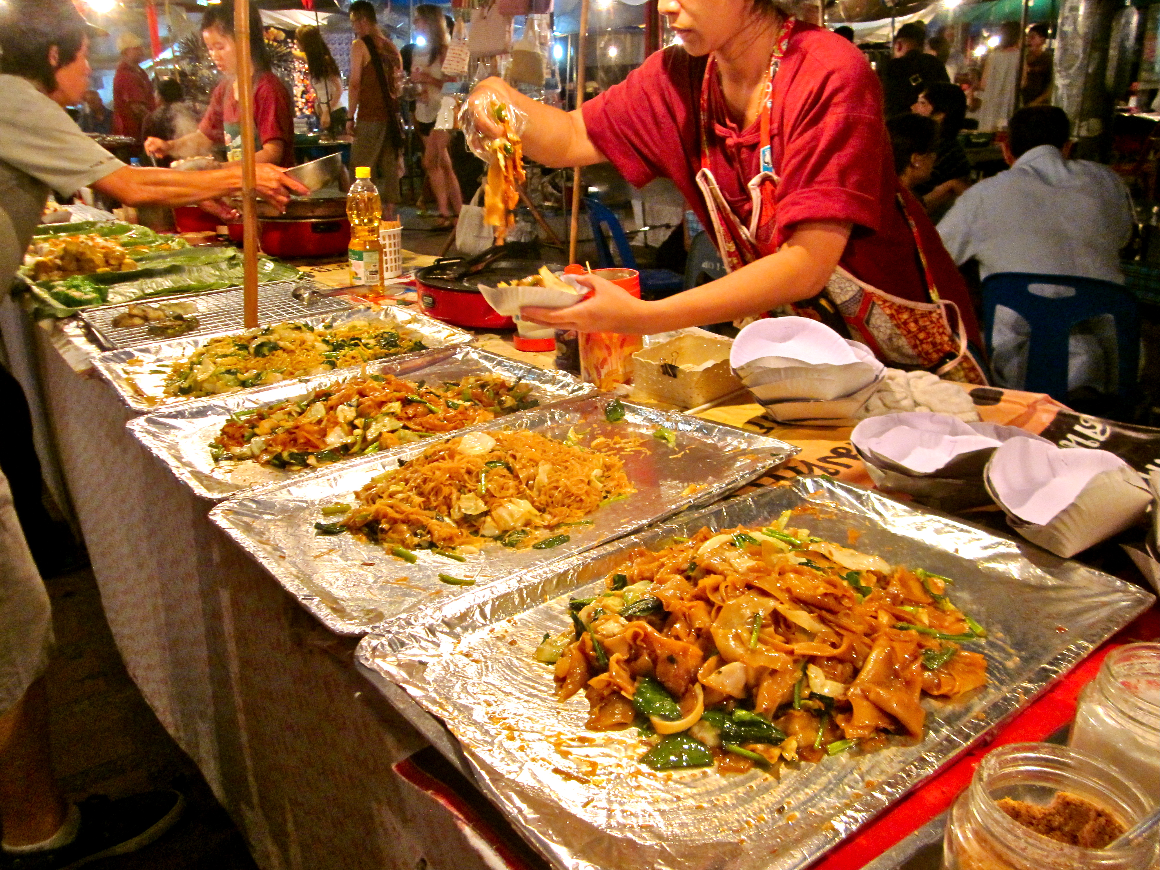 Тайланд можно ехать. Тайская кухня Пхукет. Ночной рынок Чиангмай. Стрит фуд Тайланд. Паттайя блюдо в Тайланде.